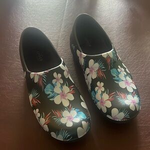Crocs comfort clogs size 8